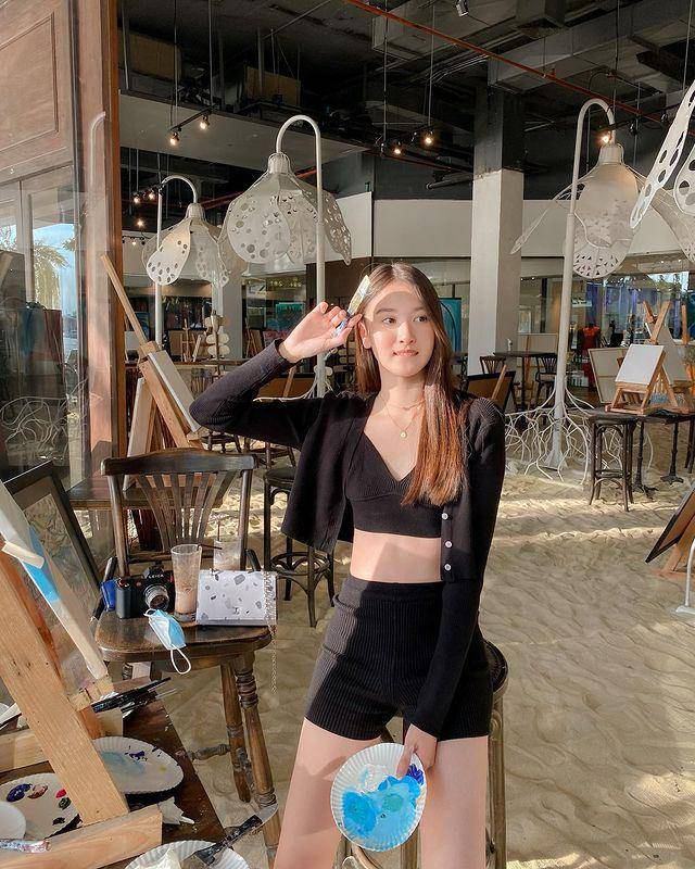 OOTD nuansa hitam ala View Benyapa (instagram.com/view.benyapa)