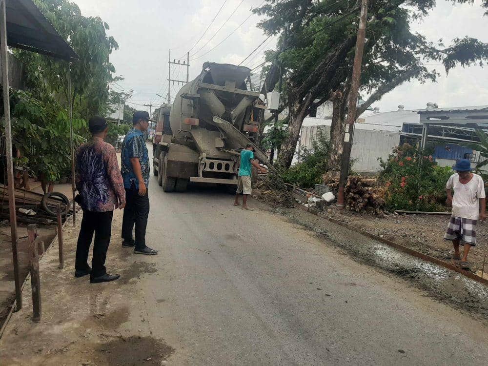 Proyek pengerjaan jalan di Banjarmasin.