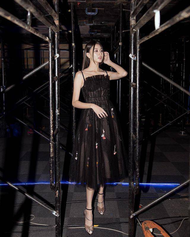 OOTD nuansa hitam ala View Benyapa (instagram.com/view.benyapa)