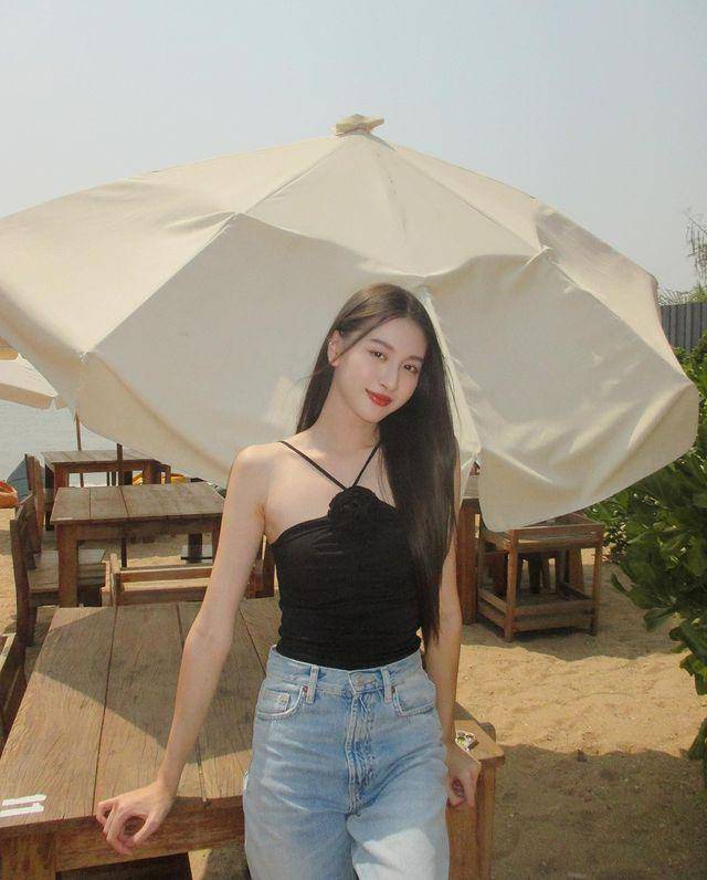 OOTD nuansa hitam ala View Benyapa (instagram.com/view.benyapa)