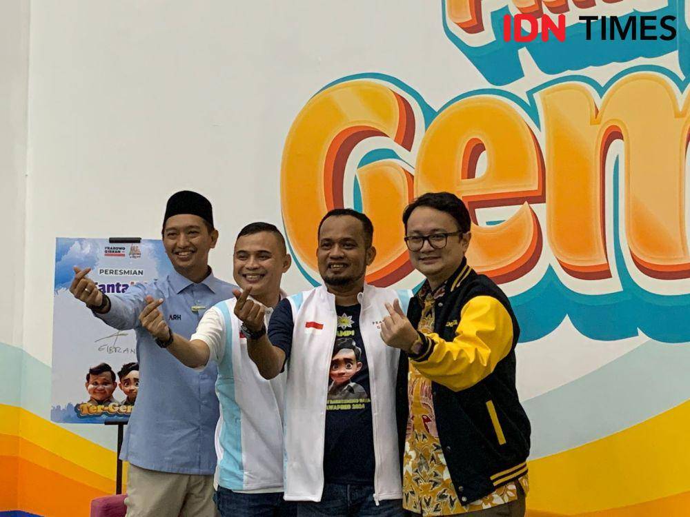 Juru Kampanye Nasional (Jurkamnas) TPN Ganjar-Mahfud, Luhut Parlinggoman Siahaan dan Wakil Direktur Representatif TPN Ganjar-Mahfud, Zieko CH Odang beralih dukung Prabowo-Gibran (IDN Times/Irfan Fathurohman)