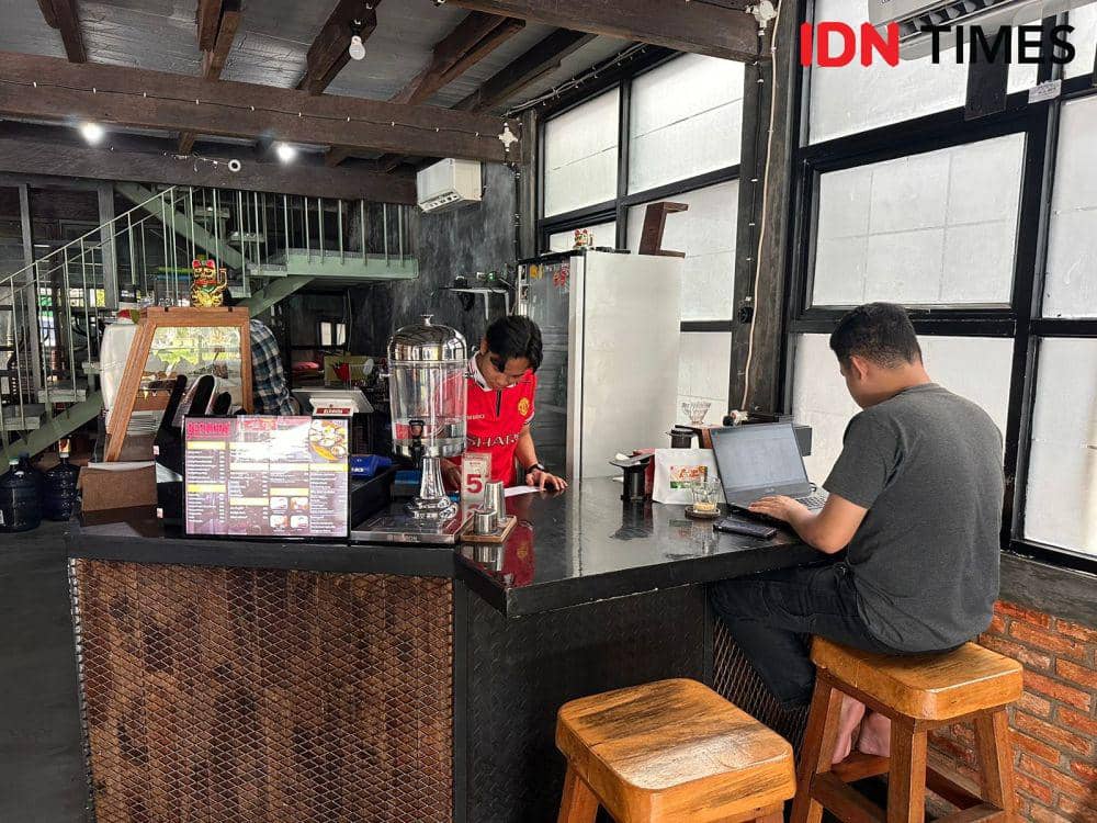 Segmen pengunjung di Bermuda Coffee beragam usia. (IDN Times/Teri).