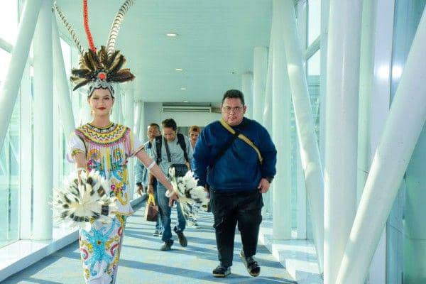 Bandara Sepinggan Balikpapan Kalimantan Timur (Kaltim) menyambut penumpang pesawat di awal tahun 2024 dengan tarian, Senin (1/1/2024).