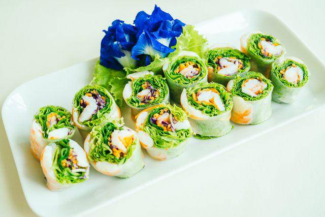 ilustrasi spring roll (vecteezy.com/siraphol-siricharattakul)