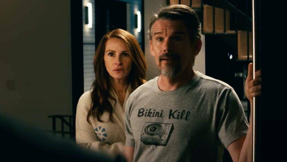 Julia Roberts dan Ethan Hawke dalam film Leave the World Behind. (dok. Netflix/Leave the World Behind)