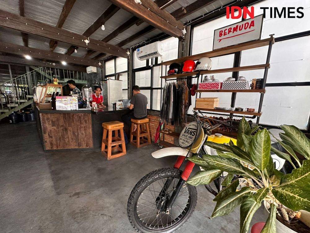 Bermuda Coffee juga menjual produk lifestyle. (IDN Times/Teri).