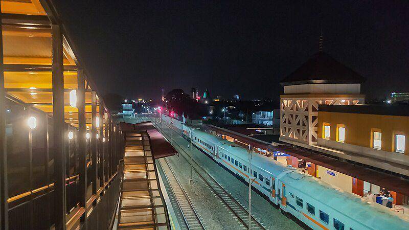 Commuter Line Bandung Raya sedang melintas malam hari di Stasiun Gedebage (commons.wikimedia.org/NFarras)