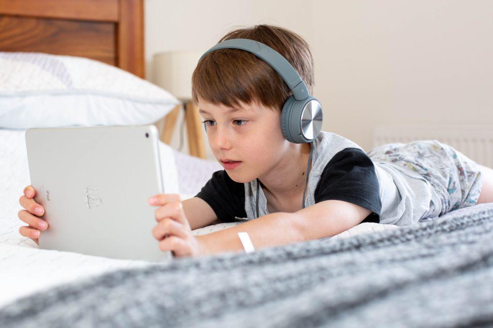 ilustrasi bermain video games (unsplash.com/emily_wade)