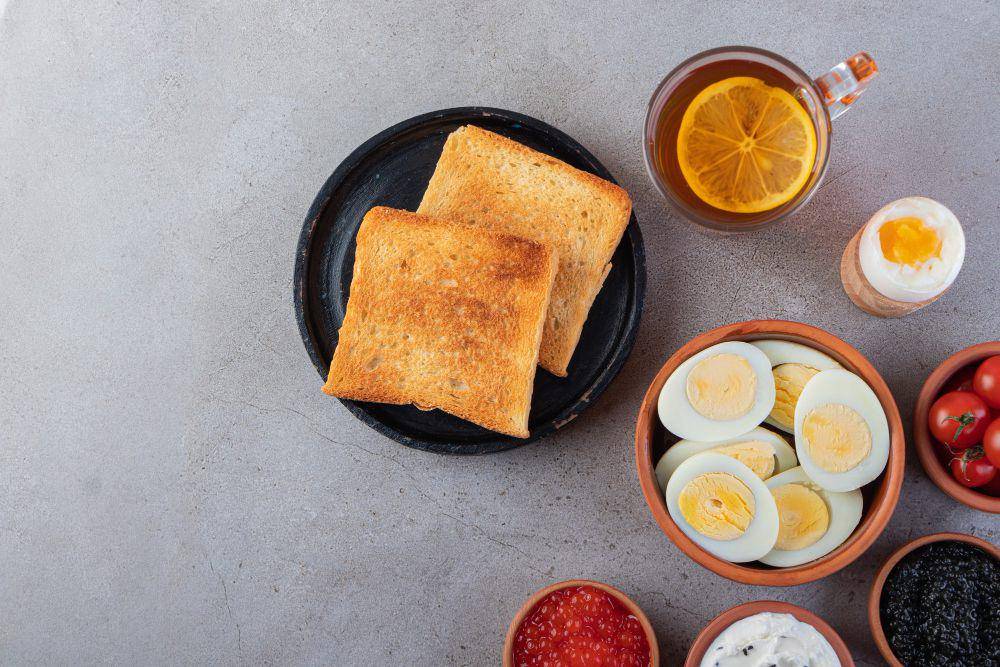 ilustrasi roti tawar dan telur (freepik.com/BalashMirzabey)