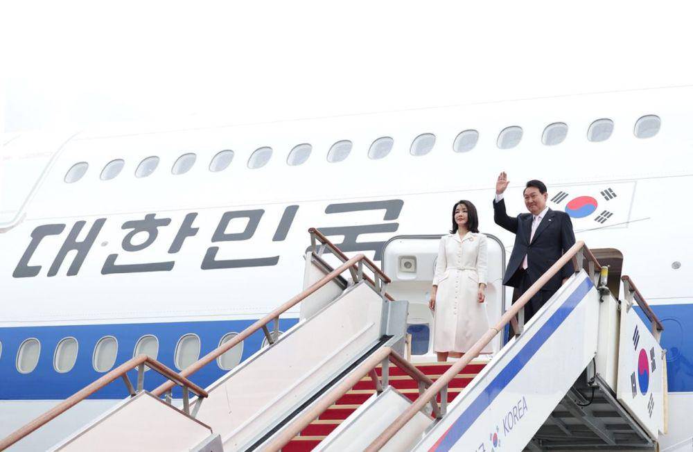 Presiden Korea Selatan Yoon Suk Yeol (kanan) bersama ibu negara, Kim Keon Hee. (twitter.com/President_KR)
