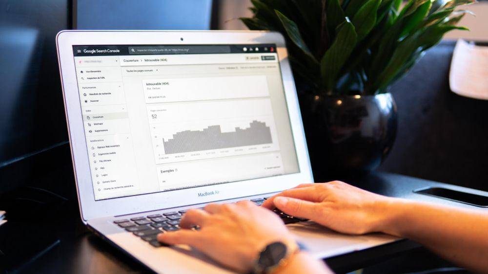 ilustrasi peneliti menganalisis data (unsplash.com/mjessier)