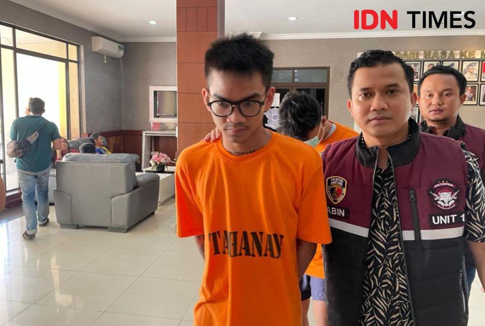 Seleb Tiktok Satria Mahathir saat digiring ke sel tahanan Polresta Barelang (IDN Times / Putra Gema Pamungkas)