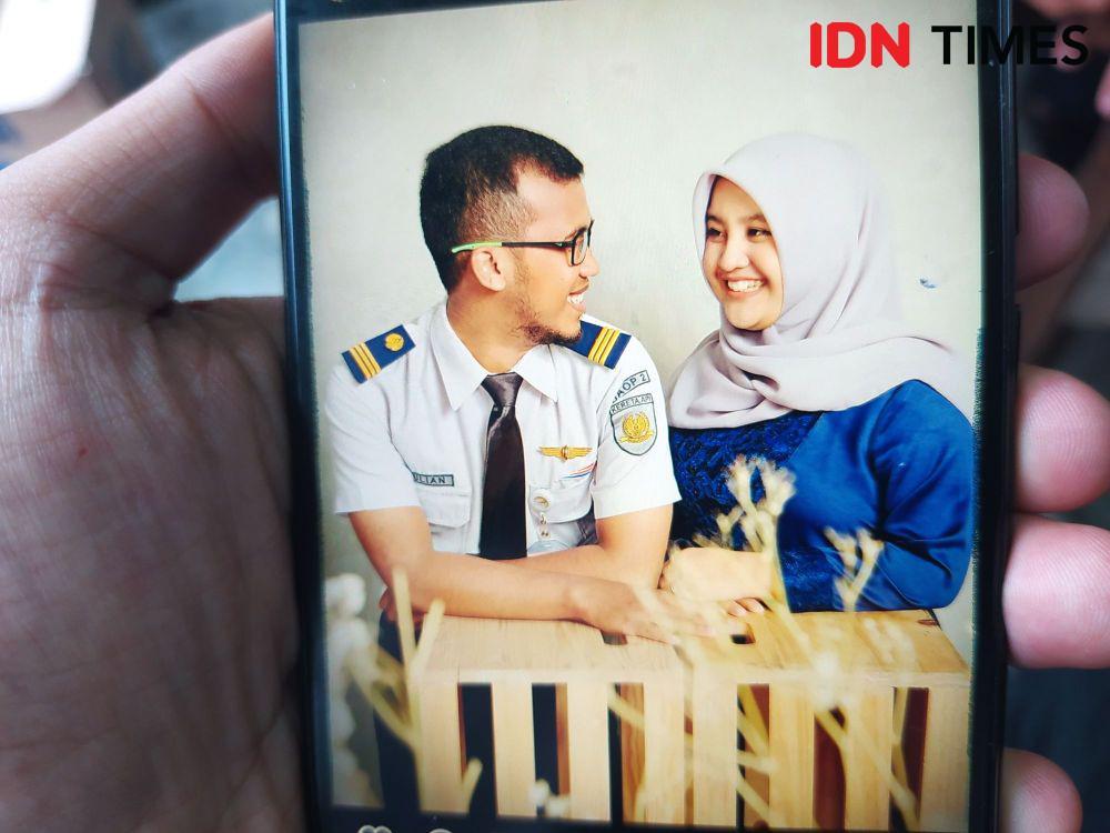 Julian Dwi Setiyono (28) Bersama Sang Istri, Santika Fauziah (28). (Bangkit Rizki/IDN Times)
