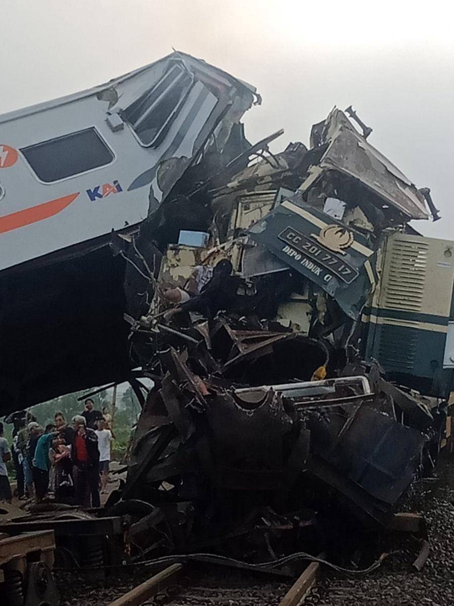 [BREAKING] Begini Kondisi KA Turangga yang Tabrakan KA Lokal di Bandung