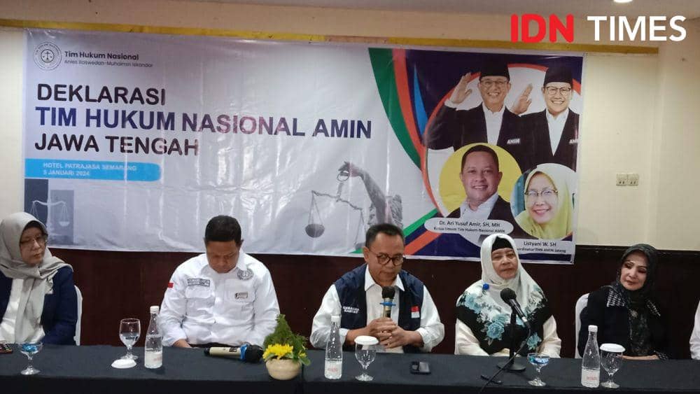 Co Captain Timnas AMIN Sudirman Said bersama tim pembentukan hukum saat konferensi pers. (IDN Times/Fariz Fardianto)