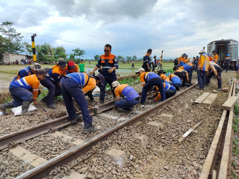 KAI Evakuasi 8 Unit Kereta Turangga dan 6 Unit Kereta Bandung Raya