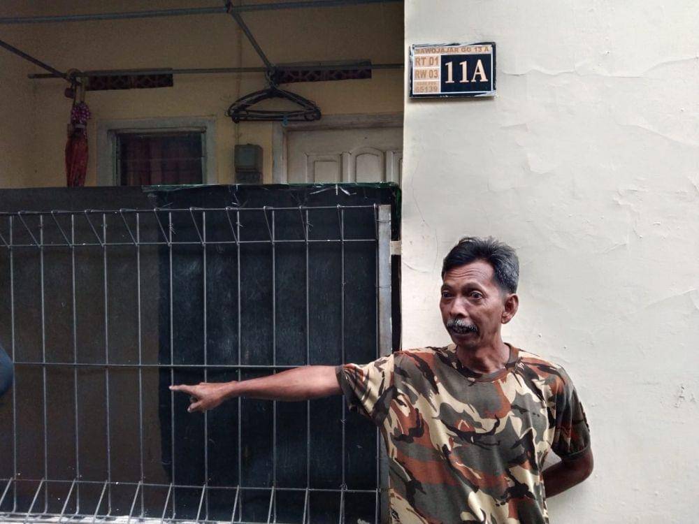 Warga menunjukkan rumah kos tukang pijat maut di Malang. (IDN Times/Rizal Adhi Pratama)