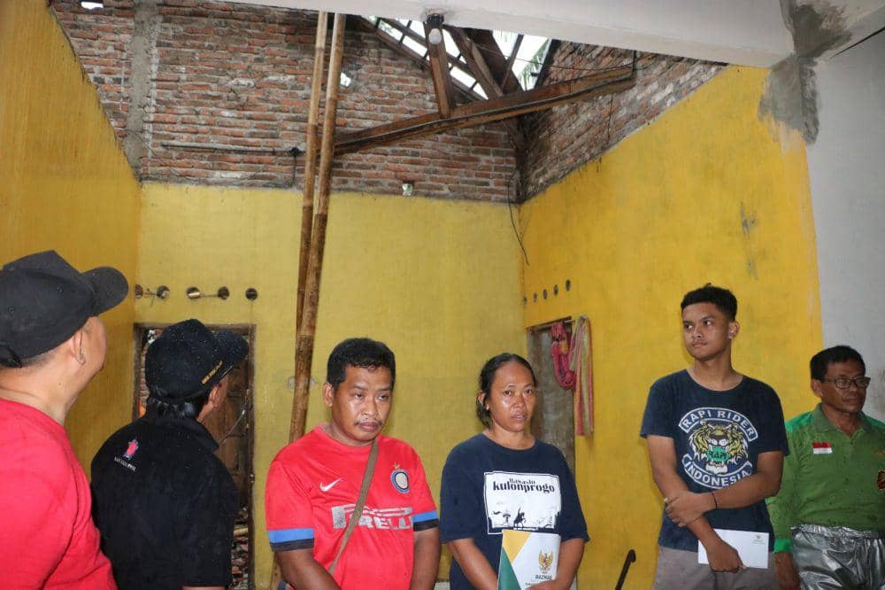 Rumah warga Kulon Progo rusak tertimpa pohon tumbang. (Dok. Istimewa)