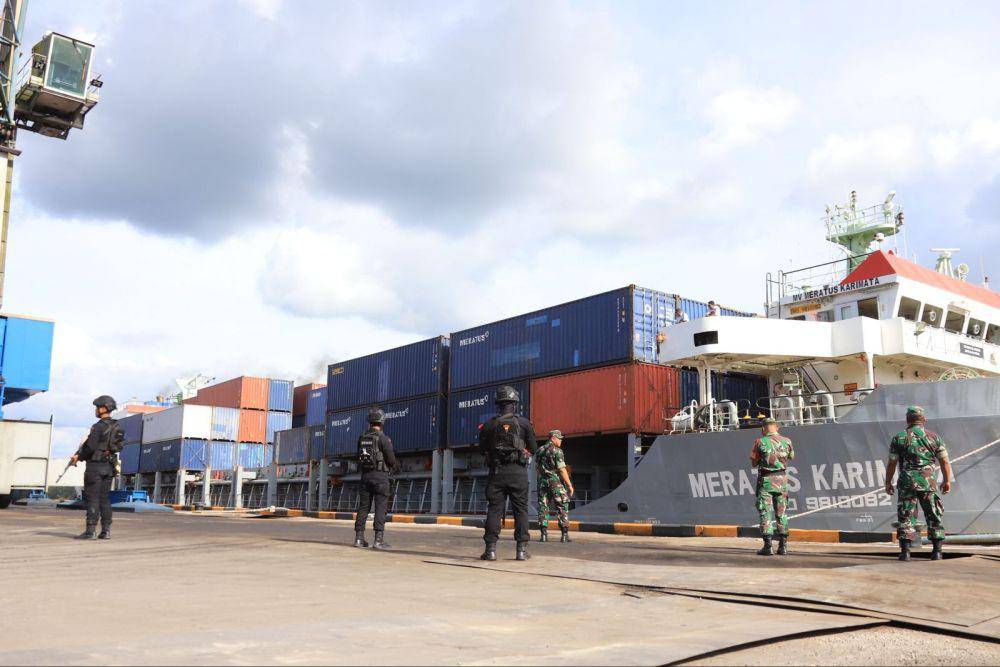 Kapal MV Meratus Karimata yang membawa 20 kontainer logistik Pemilu saat tiba di Pelabuhan Pelindo Perawang (IDN Times/ Fanny Rizano)