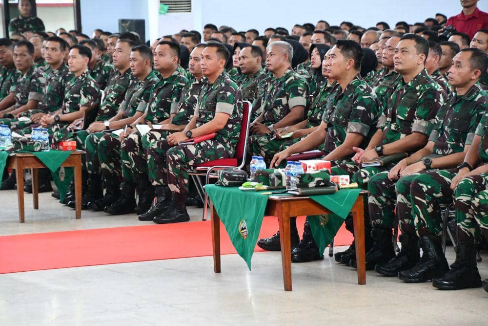 Para elite pimpinan Korem Warastratama menyaksikan pengarahan yang diberikan Pangdam Diponegoro Semarang Mayjen Tandyo Budi. (IDN Times/Dok Pendam IV Diponegoro Semarang)