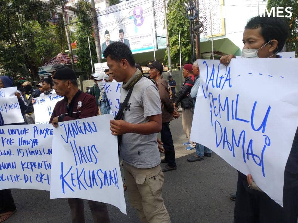 Massa Jaringan Anti Korupsi (Jakor) mendatangi kantor Gubernur Sumatra Selatan (Sumsel) menyoroti dugaan politisasi jabatan (IDN Times/Rangga Erfizal)