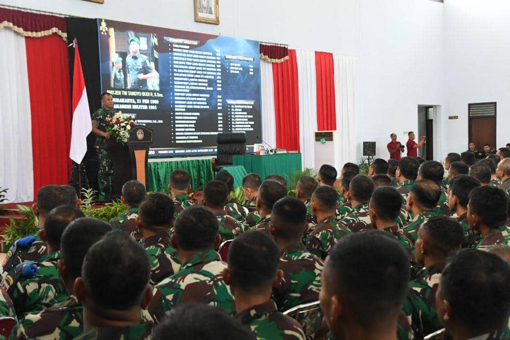 Pangdam Diponegoro Semarang Mayjen TNI Tandyo Budi R saat menekankan pengarahan untuk para prajurit Korem Warastratama mengenai pelaksanaan Pemilu 2024. (IDN Times/Dok Pendam IV Diponegoro Semarang)