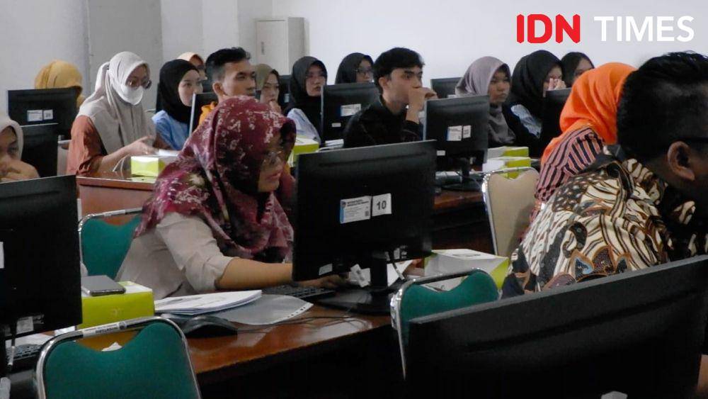 Sejumlah mahasiswa UPGRIS mencermati setiap penjelasan dari pihak konsultan Rifan Financindo Berjangka Semarang mengenai cara bermain saham komoditi yang aman dan benar. (IDN Times/Fariz Fardianto)