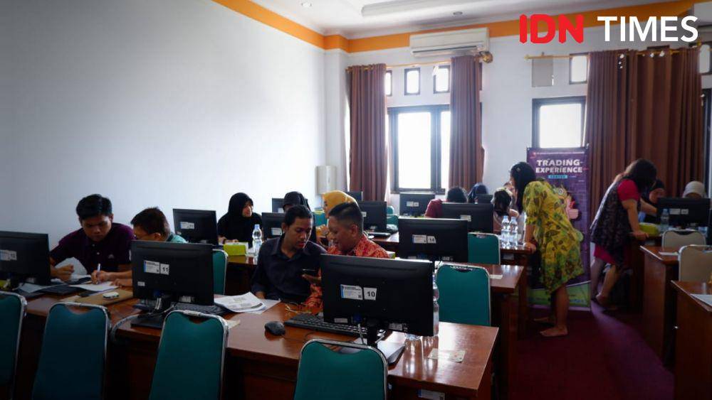 Para trainer dari Rifan Financindo Berjangka Semarang saat membekali pengetahuan dan pelatihan bagi para mahasiswa UPGRIS mengenai seluk-beluk bermain saham komoditi berjangka. (IDN Times/Fariz Fardianto)