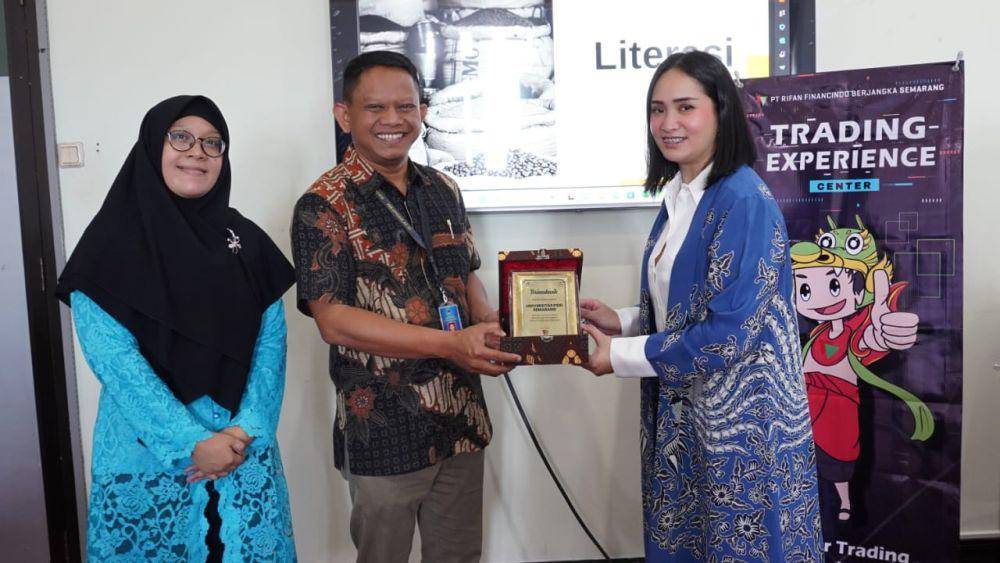 Kepala Cabang Rifan Financindo Berjangka Semarang Mia Amalia menyerahkan cinderamata kepada perwakilan rektorat UPGRIS usai acara pembekalan literasi saham komoditi. (IDN Times/Fariz Fardianto)