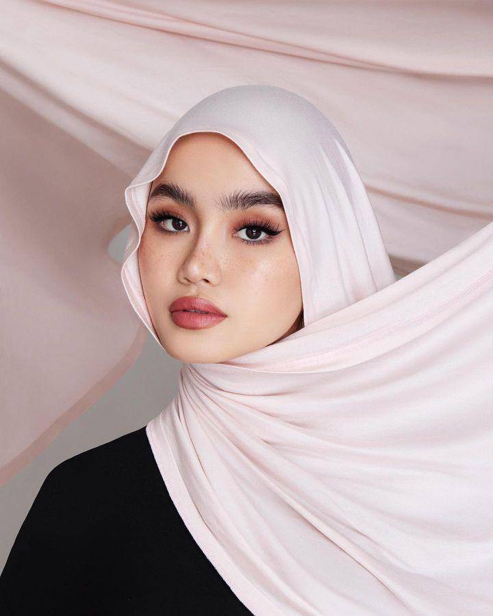 Pashmina kaos vs. jersey (instagram.com/lafiye)