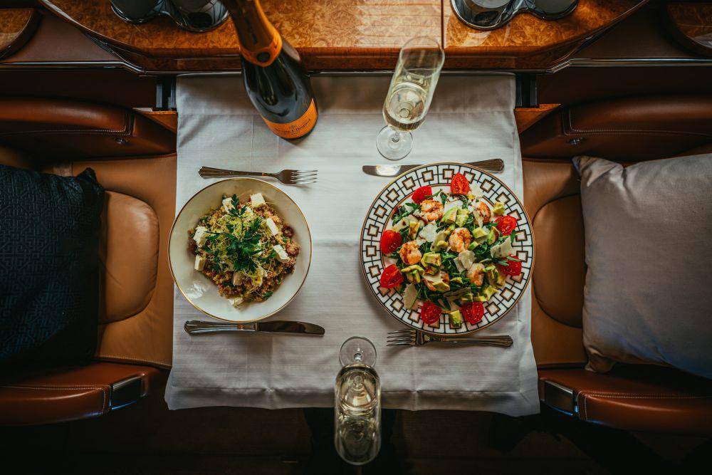 ilustrasi makanan di pesawat (unsplash.com/Oskar Kadaksoo)