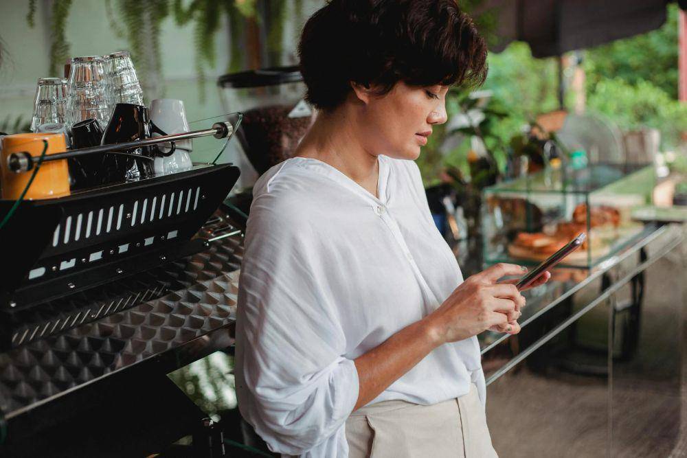 potret seorang wanita sedang melihat ponsel (pexels.com/Sam Lion)