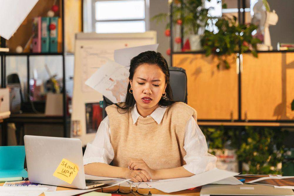 potret seorang wanita kesal (pexels.com/ANTONI SHKRABA production)