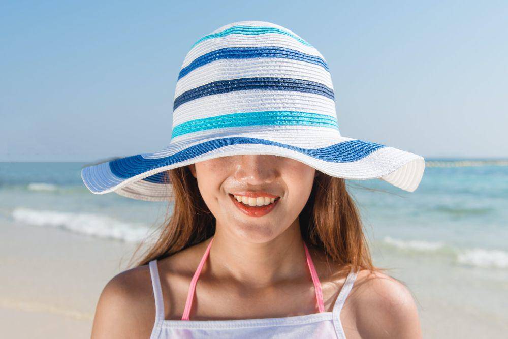 ilustrasi topi pantai (pexels.com/Tirachard Kumtanom)