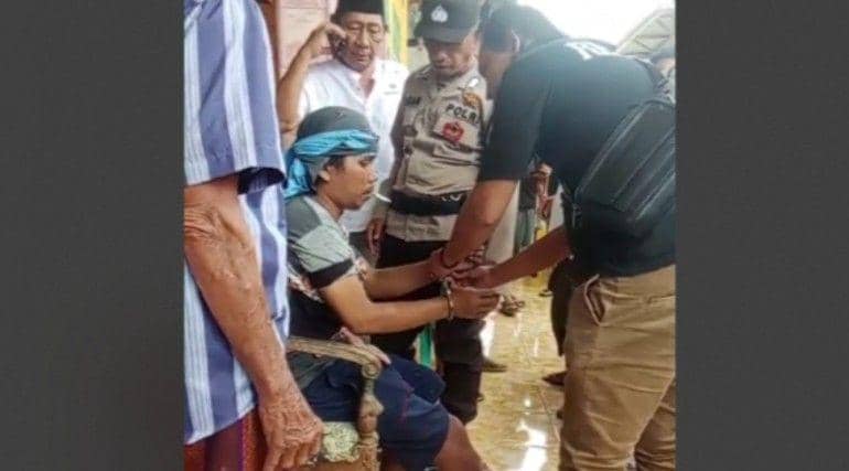 (Pelaku pembunuhan terhadap orangtua kandung di Musi Rawas saat diamankan polisi) IDN Times/istimewa