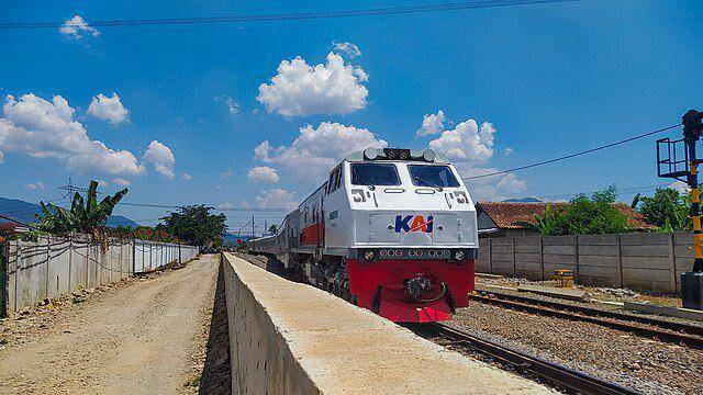 Kereta Api Serayu telah tiba di jalur Stasiun Haurpugur (commons.wikimedia.org/NFarras)