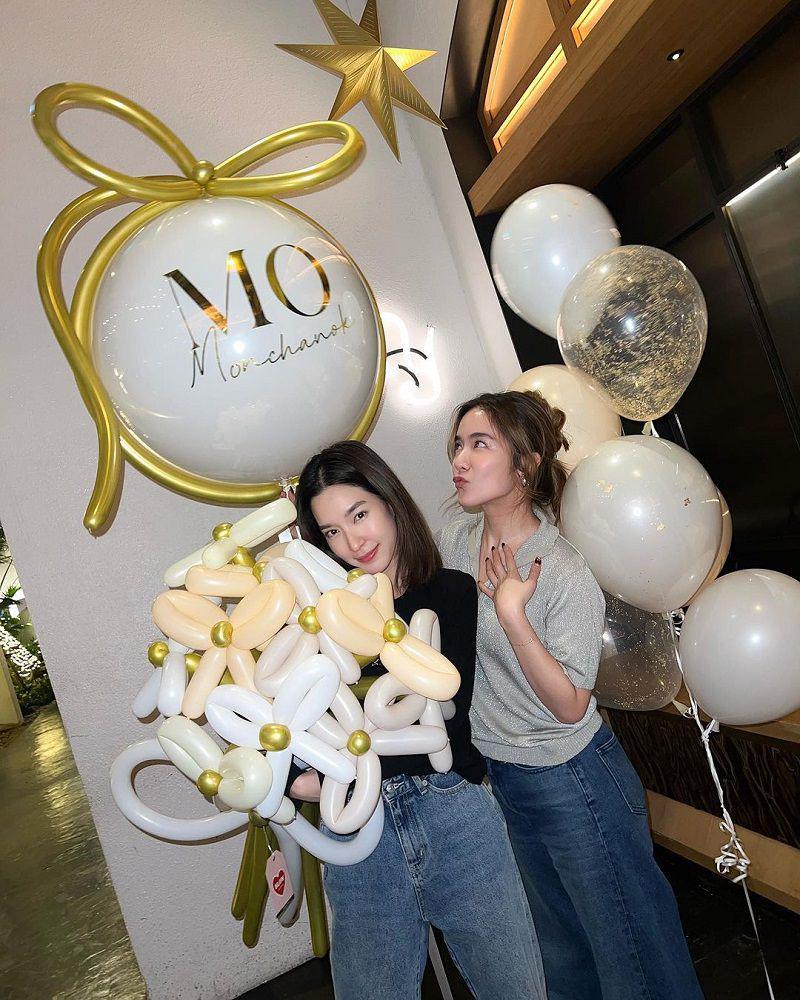 potret Mo Monchanok bersama Jaratpim (instagram.com/blow.balloon.bkk)