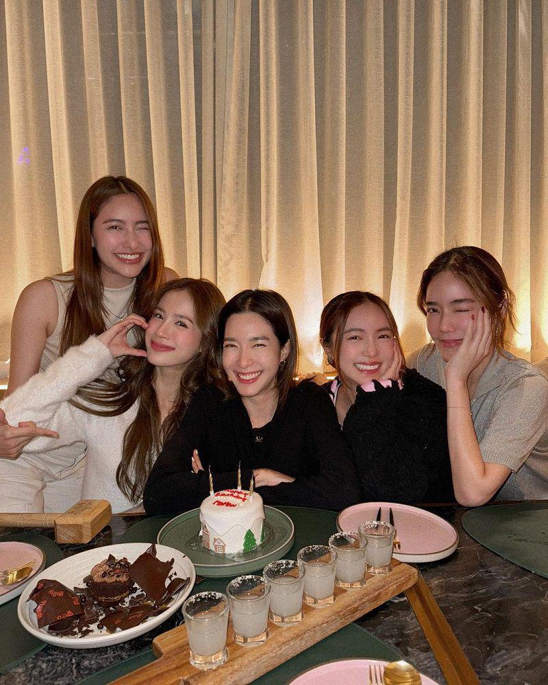 potret Mo Monchanok bersama sahabat (instagram.com/padpudd)