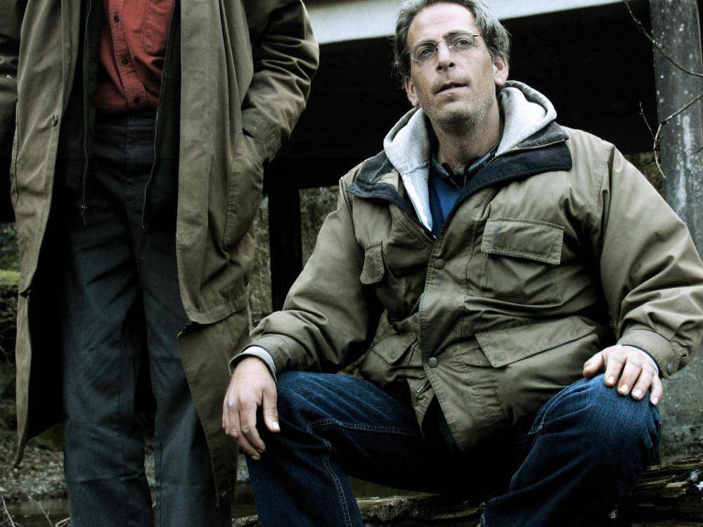 ilustrasi pria menggunakan jaket anti air (istockphoto.com/kevinruss)