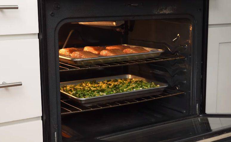 ilustrasi pemanggangan glazed miso salmon (YouTube.com/Brian Lagerstrom)