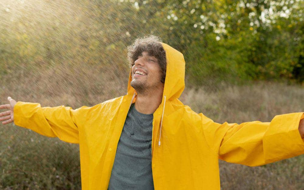 5 Fashion Item Pria yang Cocok untuk Musim Hujan, Serba Stylish!