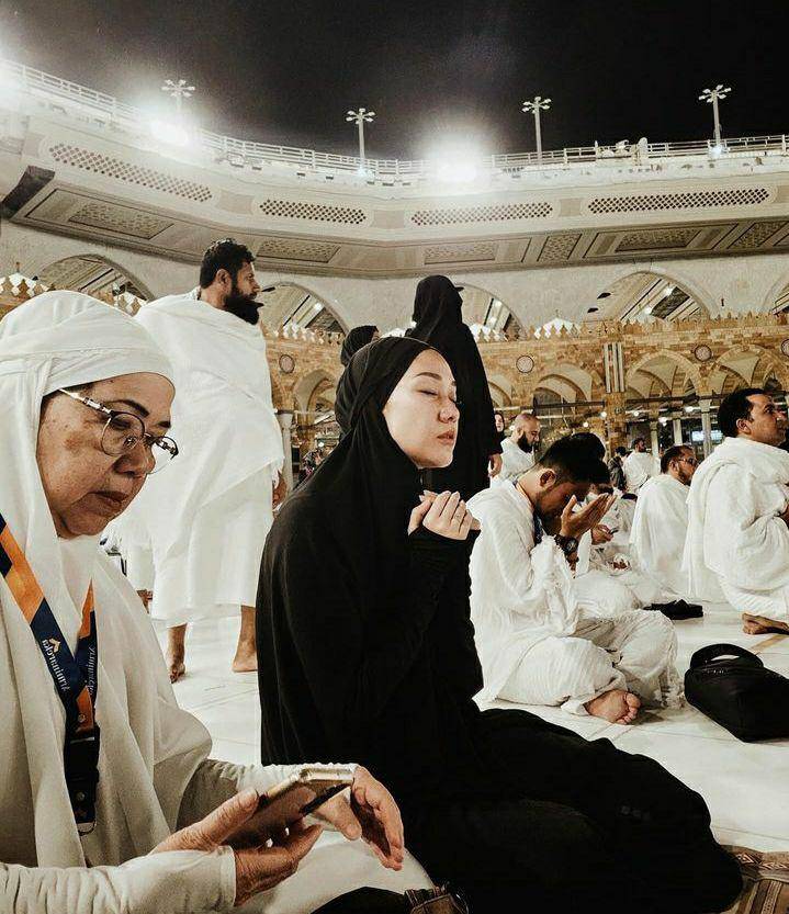 potret BCL lakukan badal umrah untuk mendiang Ashraf (instagram.com/itsmebcl)