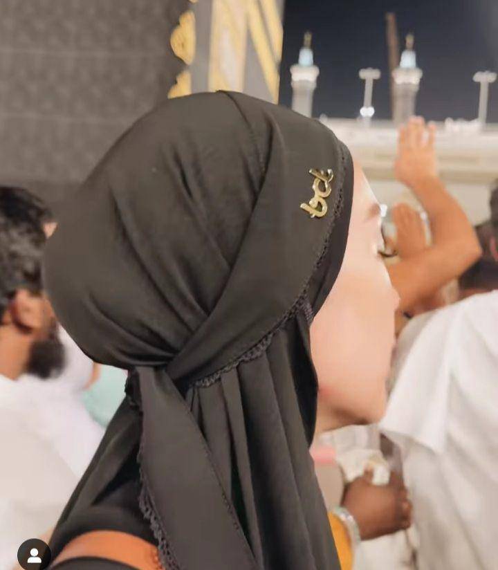 potret BCL lakukan badal umrah untuk mendiang Ashraf (instagram.com/itsmebcl)