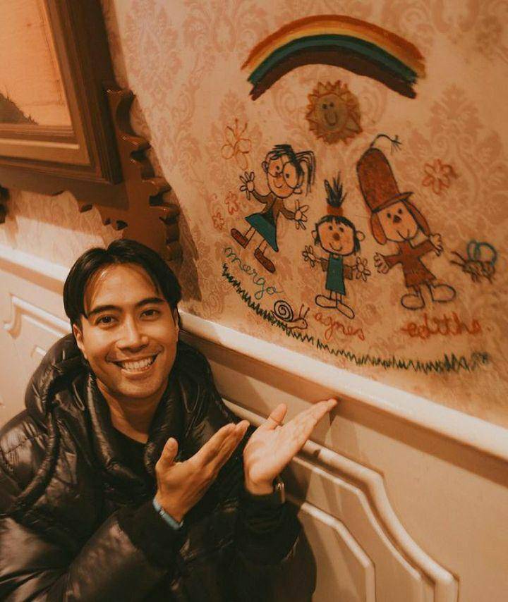 potret Vidi Aldiano pertama kali main ke Universal Studio Japan (instagram.com/vidialdiano)