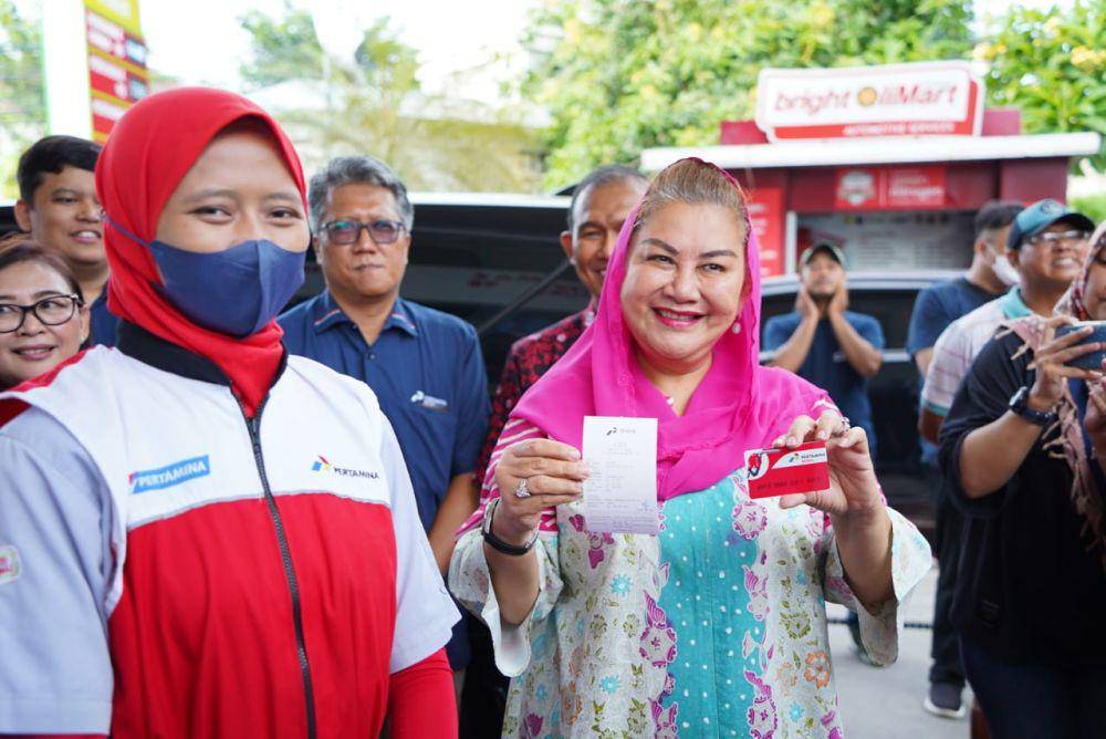 Wali Kota Semarang, Hevearita Gunaryanti Rahayu meresmikan pemakaian kartu RFID (Radio Frequency Identification) Pertamina untuk pembayaran transaksi BBM non-tunai pada mobil operasional Disperkim di SPBU Sultan Agung, Jalan Sisingamangaraja, Kaliwiru, Candisari, Kota Semarang, Jumat (5/1/2024). (dok. Pemkot Semarang)