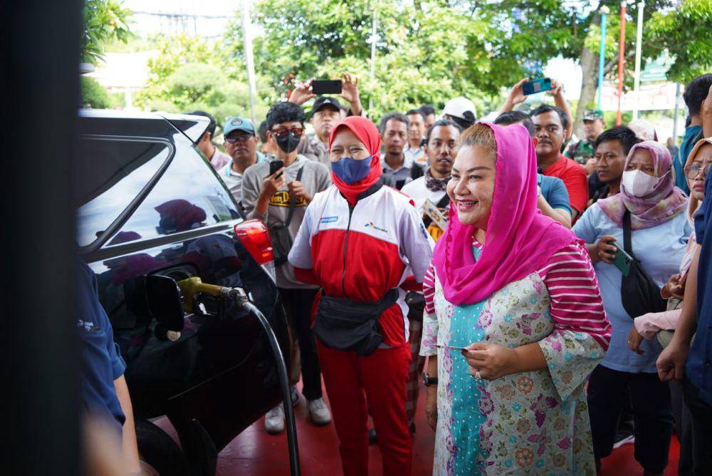 Wali Kota Semarang, Hevearita Gunaryanti Rahayu meresmikan pemakaian kartu RFID (Radio Frequency Identification) Pertamina untuk pembayaran transaksi BBM non-tunai pada mobil operasional Disperkim di SPBU Sultan Agung, Jalan Sisingamangaraja, Kaliwiru, Candisari, Kota Semarang, Jumat (5/1/2024). (dok. Pemkot Semarang)