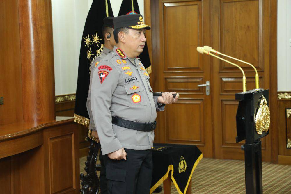 Kapolri Jenderal Polisi Listyo Sigit Prabowo secara resmi melantik dan melakukan serah terima jabatan (sertijab) Kapolda Sulawesi Utara dan Koordinator Staf Ahli (Korsahli) Kapolri. (dok. Humas Polri)
