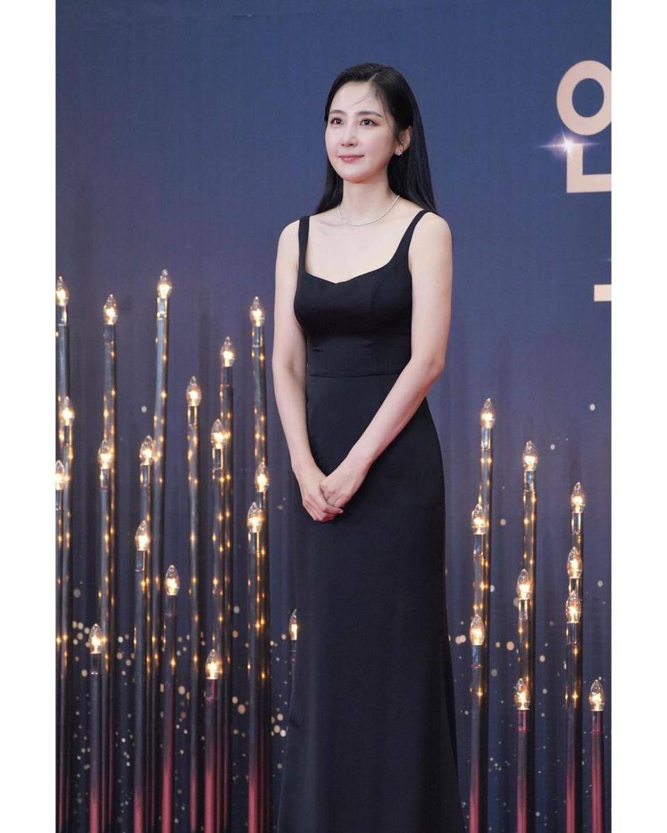 gaya feminin Shin Dong Mi (instagram.com/dongmi_shin)