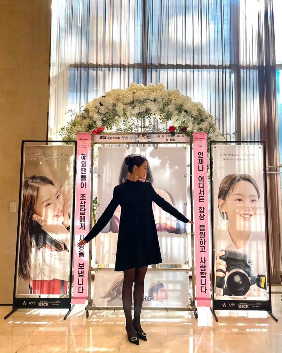 black outfit ala Shin Hye Sun (instagram.com/shinhs831)