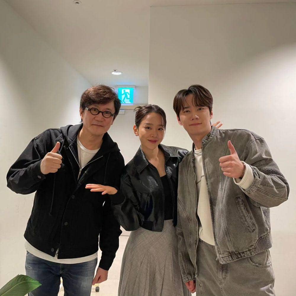 black outfit ala Shin Hye Sun (instagram.com/shinhs831)